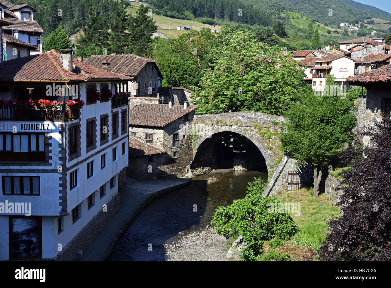 Potes, Picos de Europa, en Cantabrie, dans le Nord de l'Espagne, montrant par les maisons de la rivière Rio Deva Banque D'Images