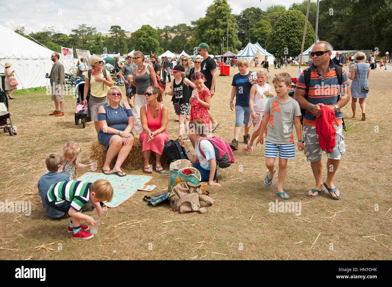 Les familles profitant du Festival Port Eliot Cornwall Banque D'Images