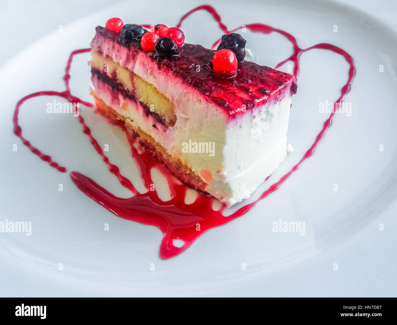 Gros Plan D Une Tranche De Gateau Mousse De Fruits Avec Du Blanc Creme La Pate Feuilletee Fruits Et Creme Avec De La Confiture De Fraise Television Jeter Vue Aerienne Les Photo Stock