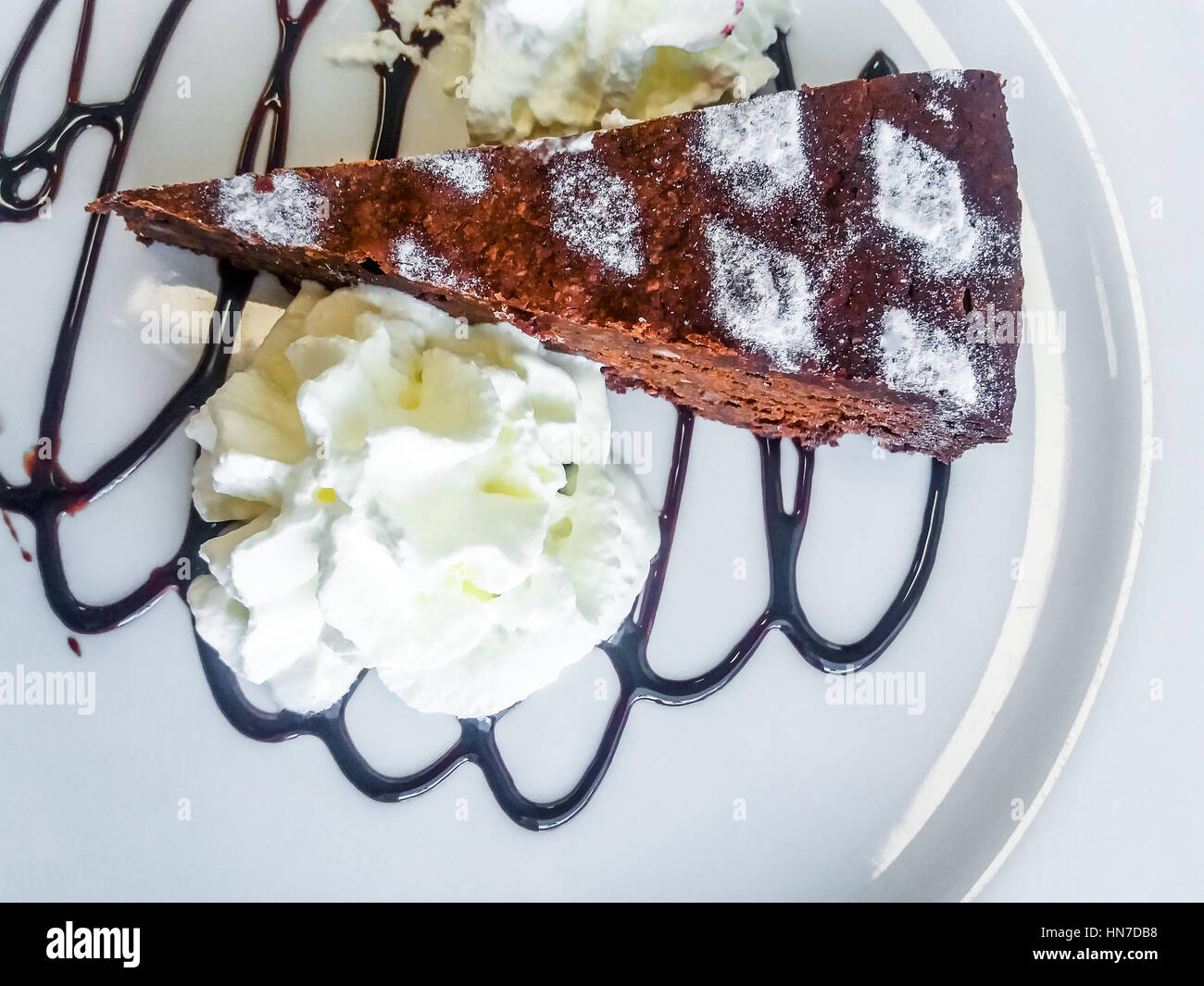 Cuisine Italienne Locale Une Tranche Napolitaine Typique Italienne De Caprese Gateau De Chocolat Et Les Amandes Avec Le Chocolat Fondu Et Fouette Crea Photo Stock Alamy