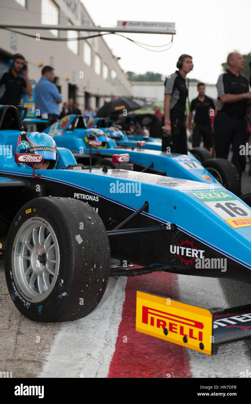 Vallelunga, Rome, Italie. Le 10 septembre 2016. Championnat de Formule 4, les voitures dans la voie des stands pour la course d'attente Banque D'Images