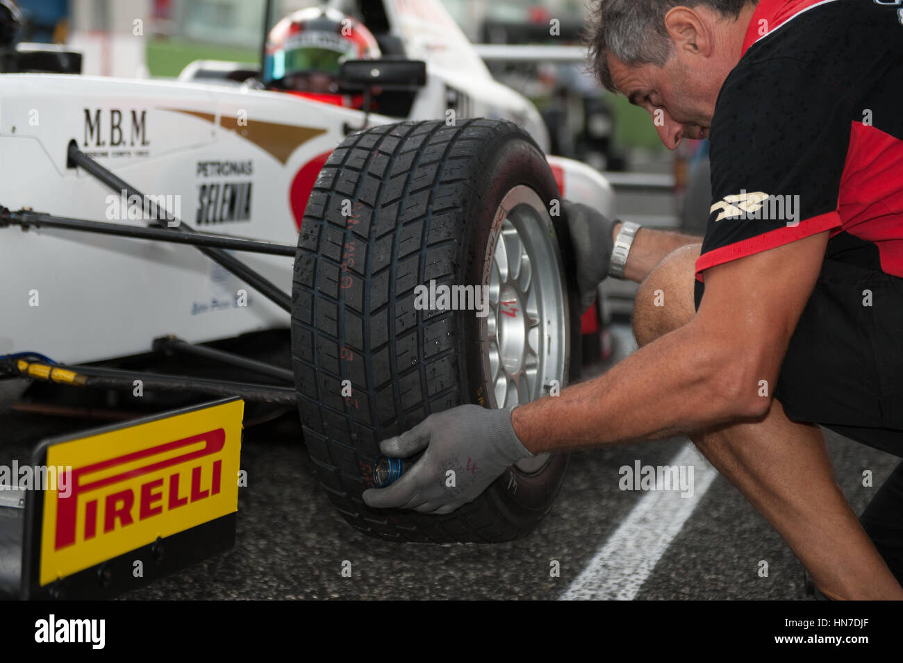 Vallelunga, Rome, Italie. Le 10 septembre 2016. Championnat de Formule 4, mécanicien de voiture sur pneu de course humide sur ligne de départ Banque D'Images