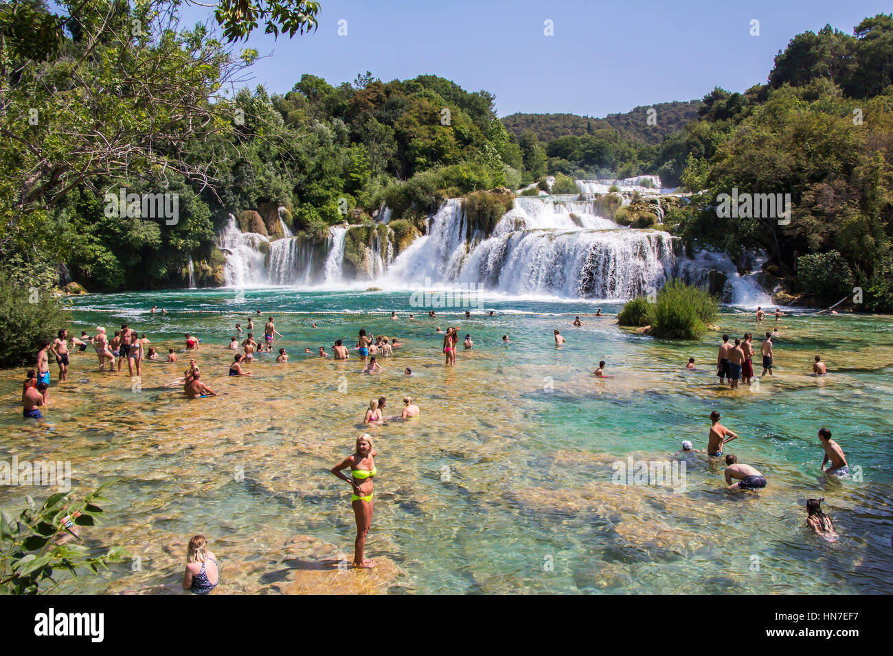 Le parc national de Krka, CROATIE - Juillet 10, 2016 : de nombreux touristes se baigner dans la rivière Krka dans le Parc National de Krka en Croatie. C'est l'un des plus famo Banque D'Images