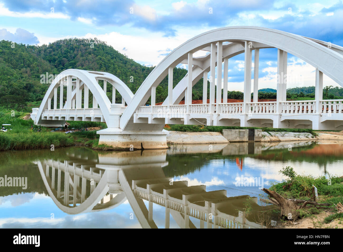 Pont blanc Toile de ciel bleu à Mae Tha, Lamphun, Thaïlande. Banque D'Images
