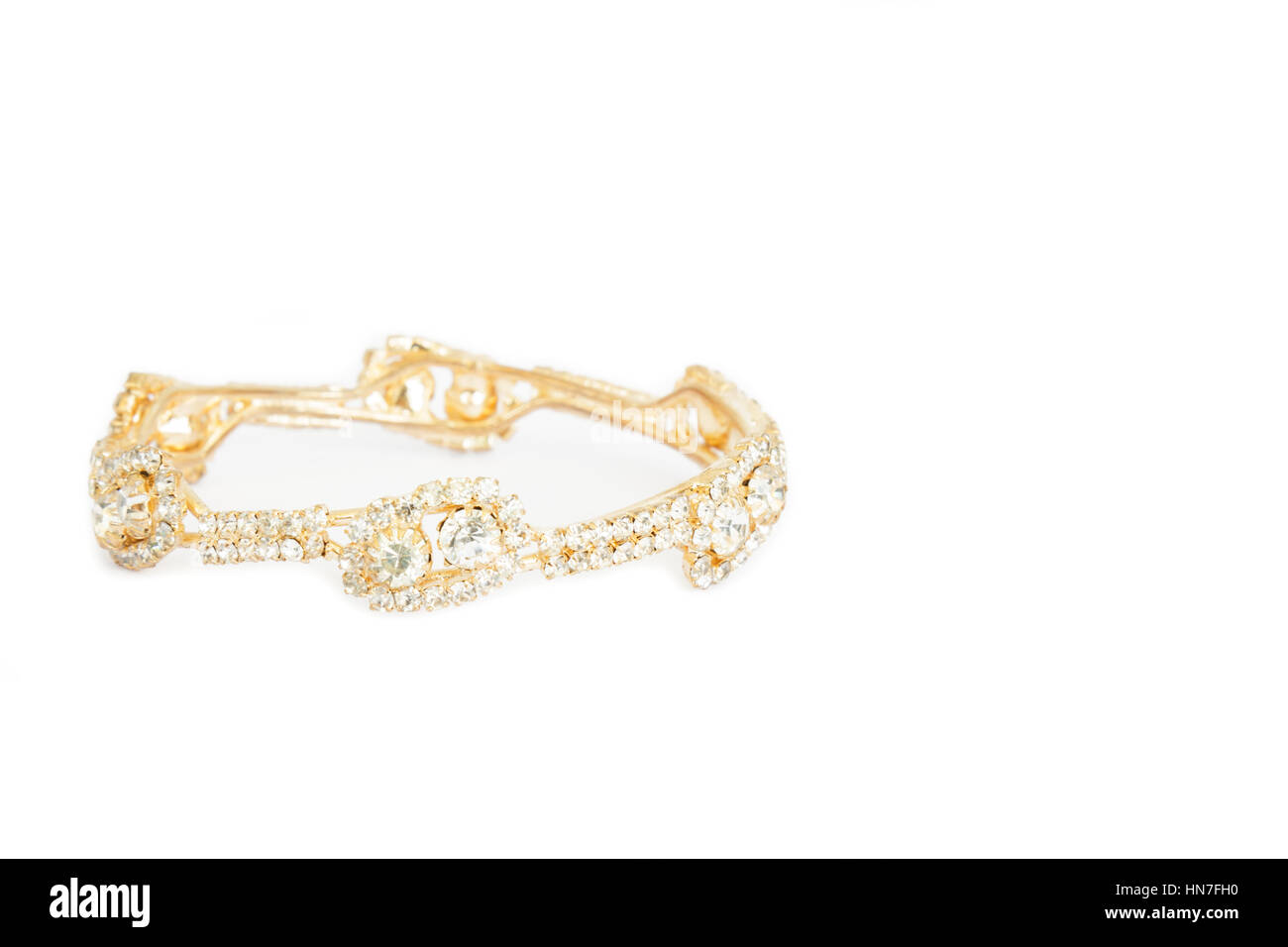 Bracelets en or avec des pierres précieuses et de diamants isoler sur fond blanc. Banque D'Images