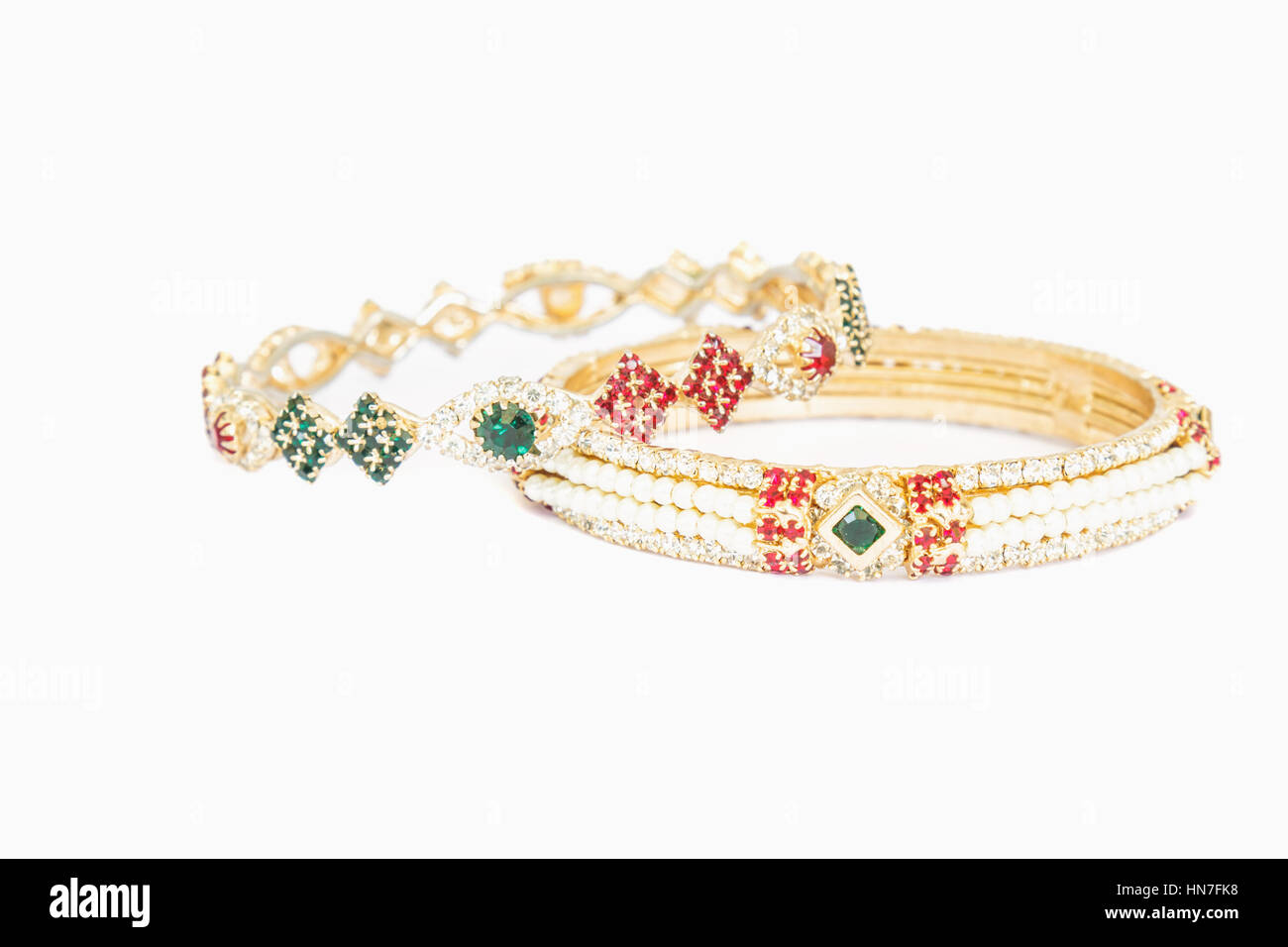 Bracelets en or avec des pierres précieuses et de diamants isoler sur fond blanc. Banque D'Images