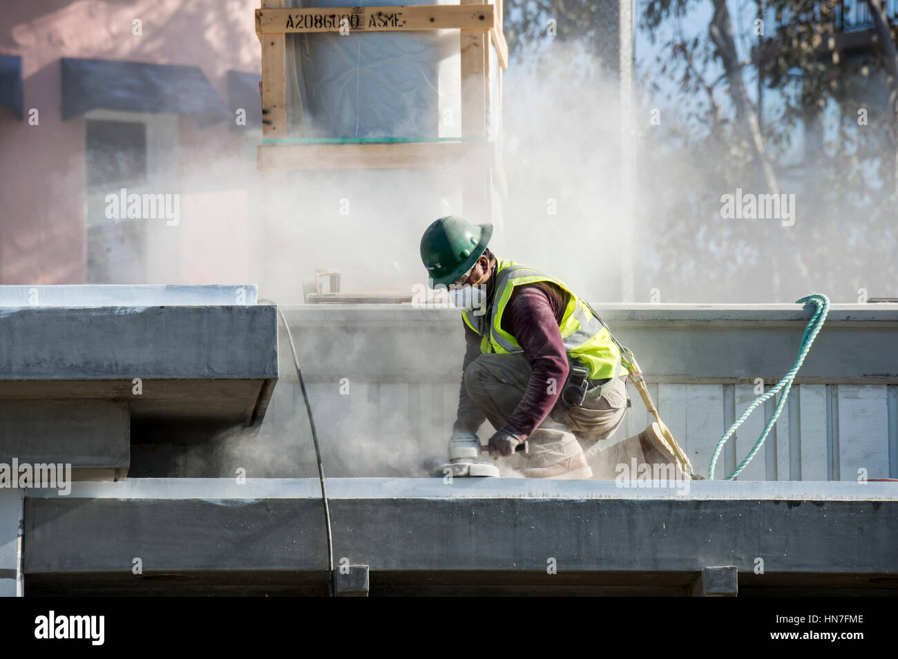 Laguna Beach, en Californie. Construction Worker ponçage du toit plat sur un nouveau poste de sauveteur. Banque D'Images