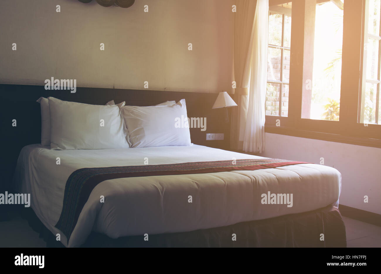 Chambre Luxury design et un oreiller dans l'hôtel. Focus sélectif et doux soleil flare. Banque D'Images