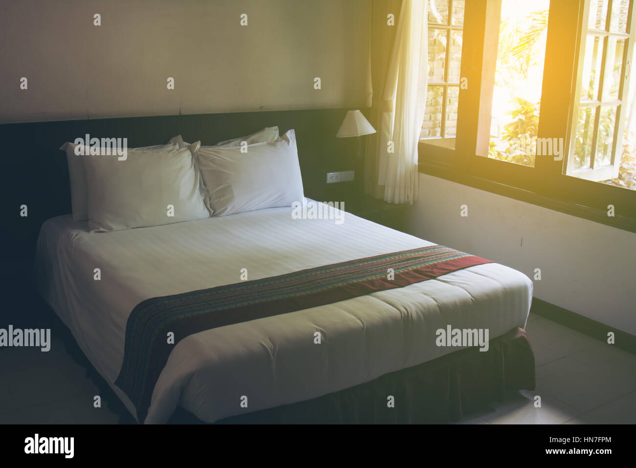 Chambre Luxury design et un oreiller dans l'hôtel. Focus sélectif et doux soleil flare. Banque D'Images