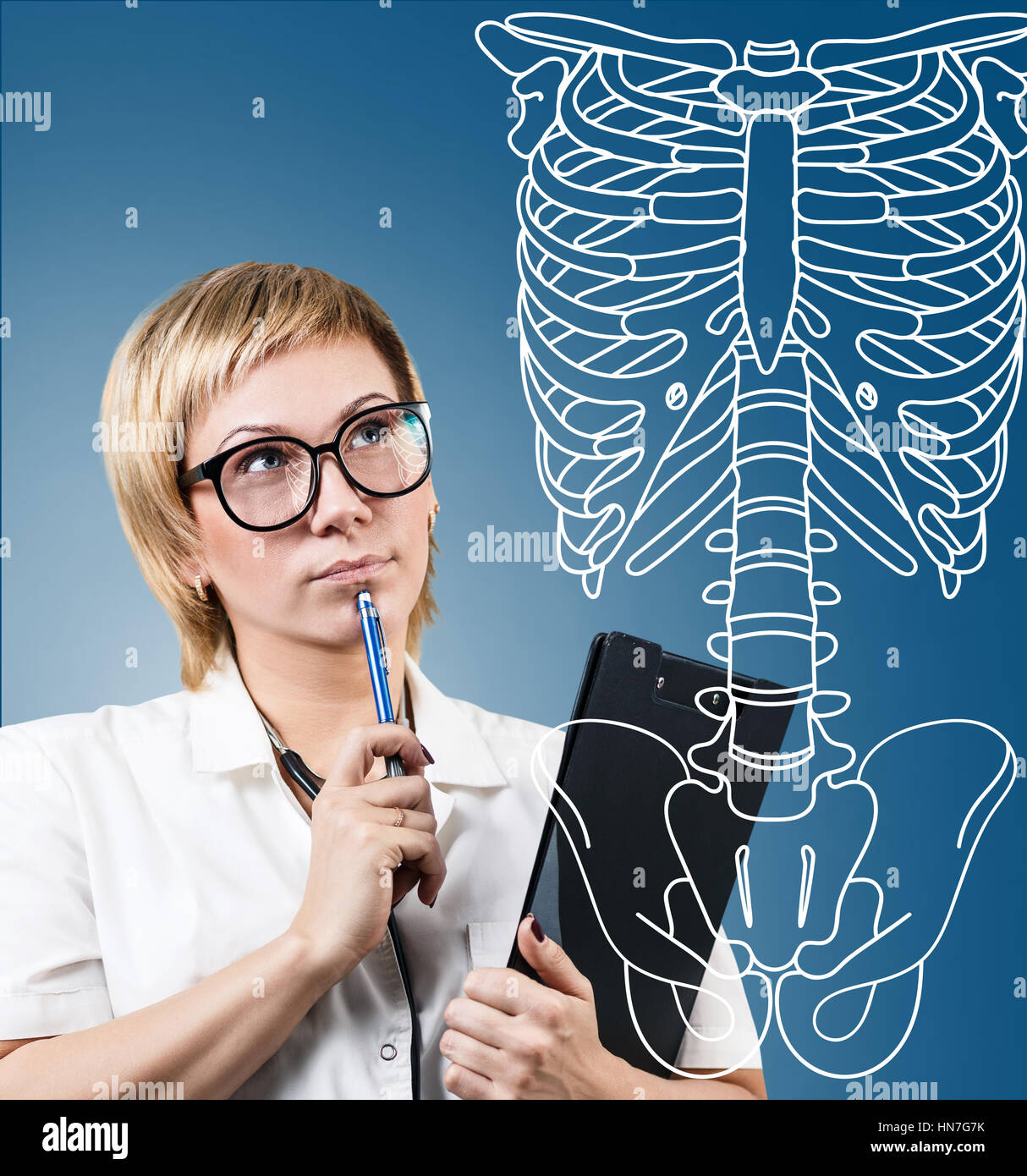 Femme médecin pointant sur le dessin du squelette. Banque D'Images