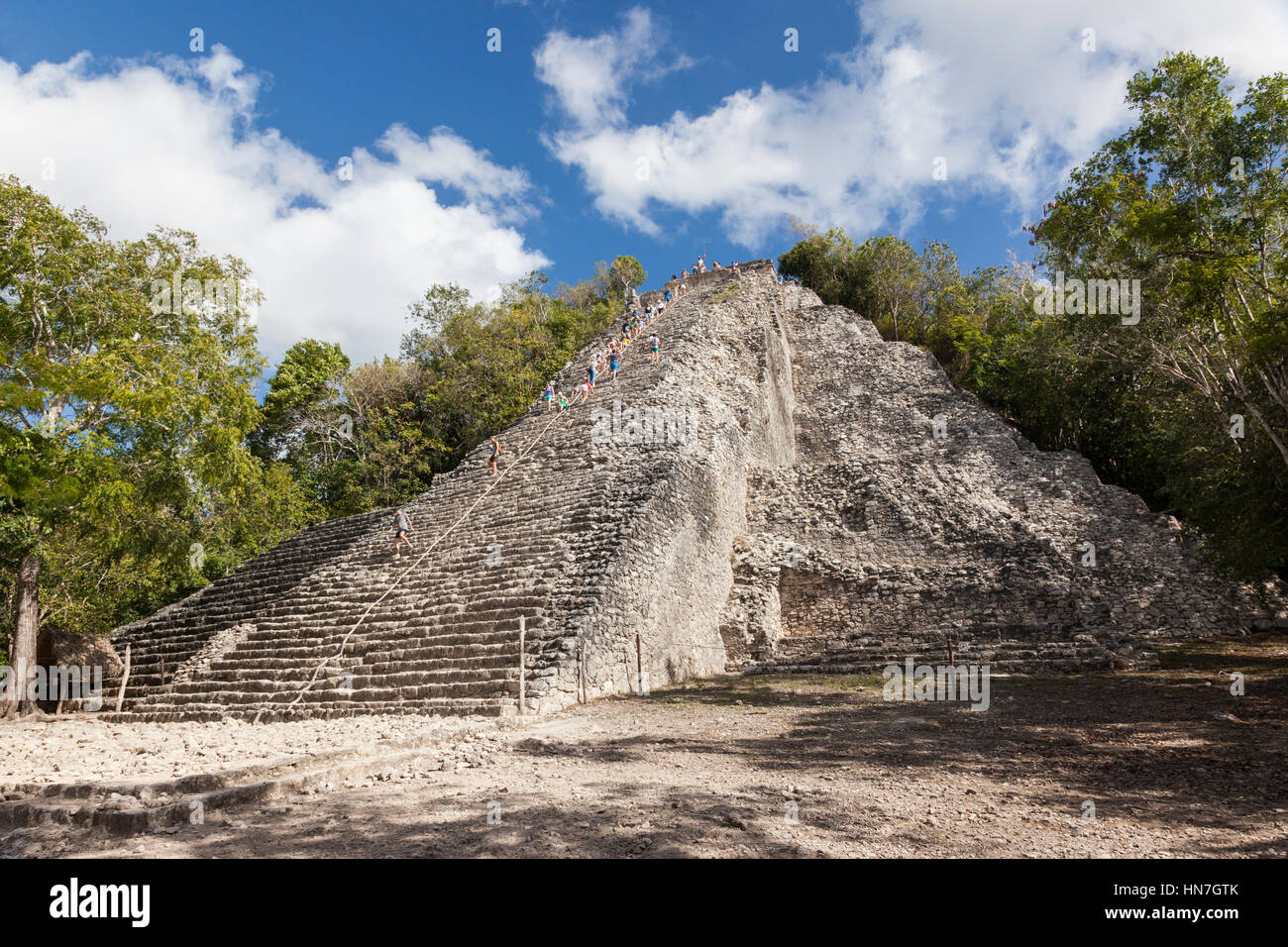 Escalade touristique Nohoch Mul le temple pyramide, Coba, civilisation ancienne maya, péninsule du Yucatan, état mexicain de Quintana Roo, Mexique Banque D'Images