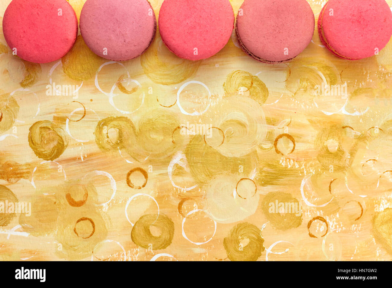 Macarons aux couleurs pastel sur light texture teal Banque D'Images