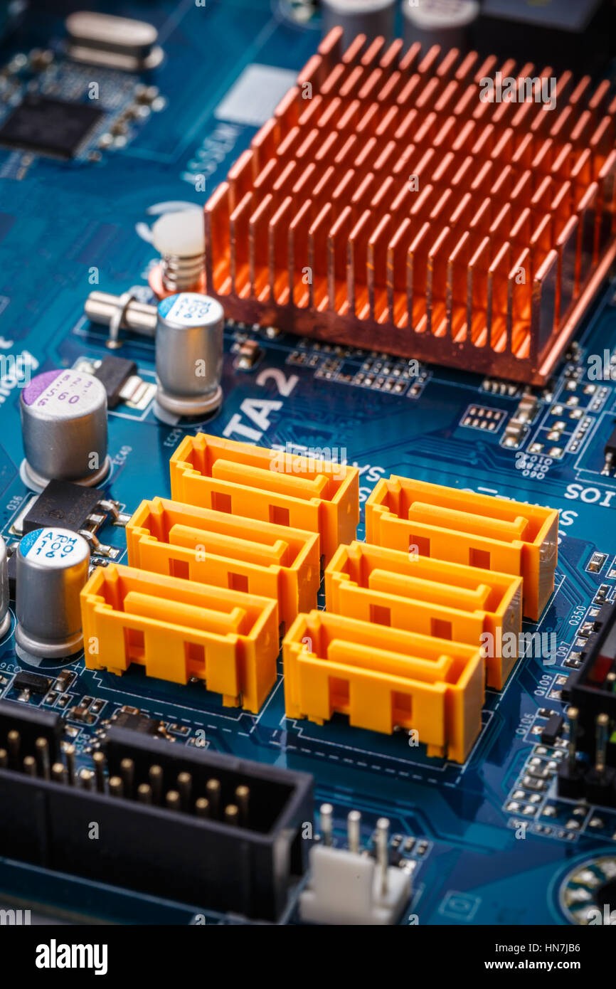 Les prises sata jaune pcb bord coloré de fond de haute technologie de circuits intégrés Banque D'Images