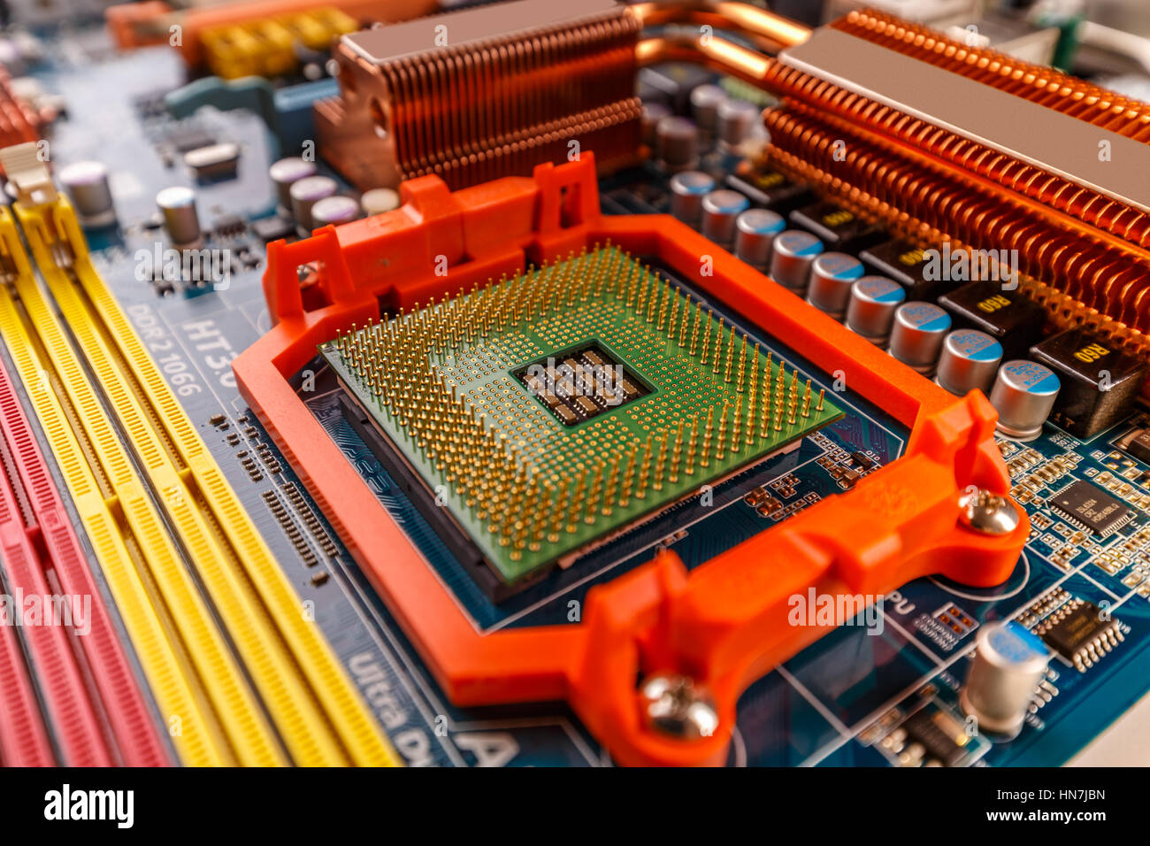 Processeur cpu socket sur la carte mère d'un ordinateur à l'aide d'axes visible Banque D'Images