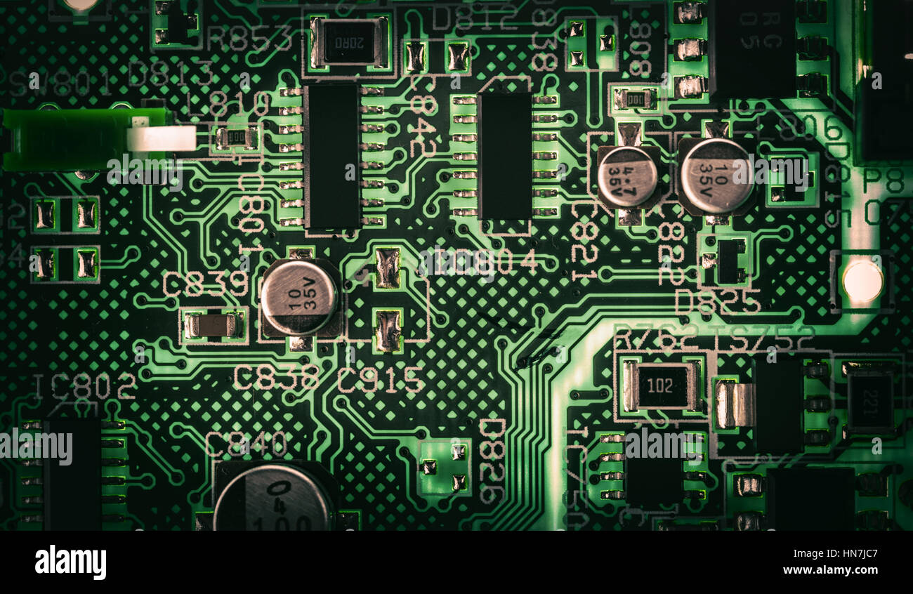 Détail d'un circuit imprimé électronique avec de nombreux composants électriques Banque D'Images