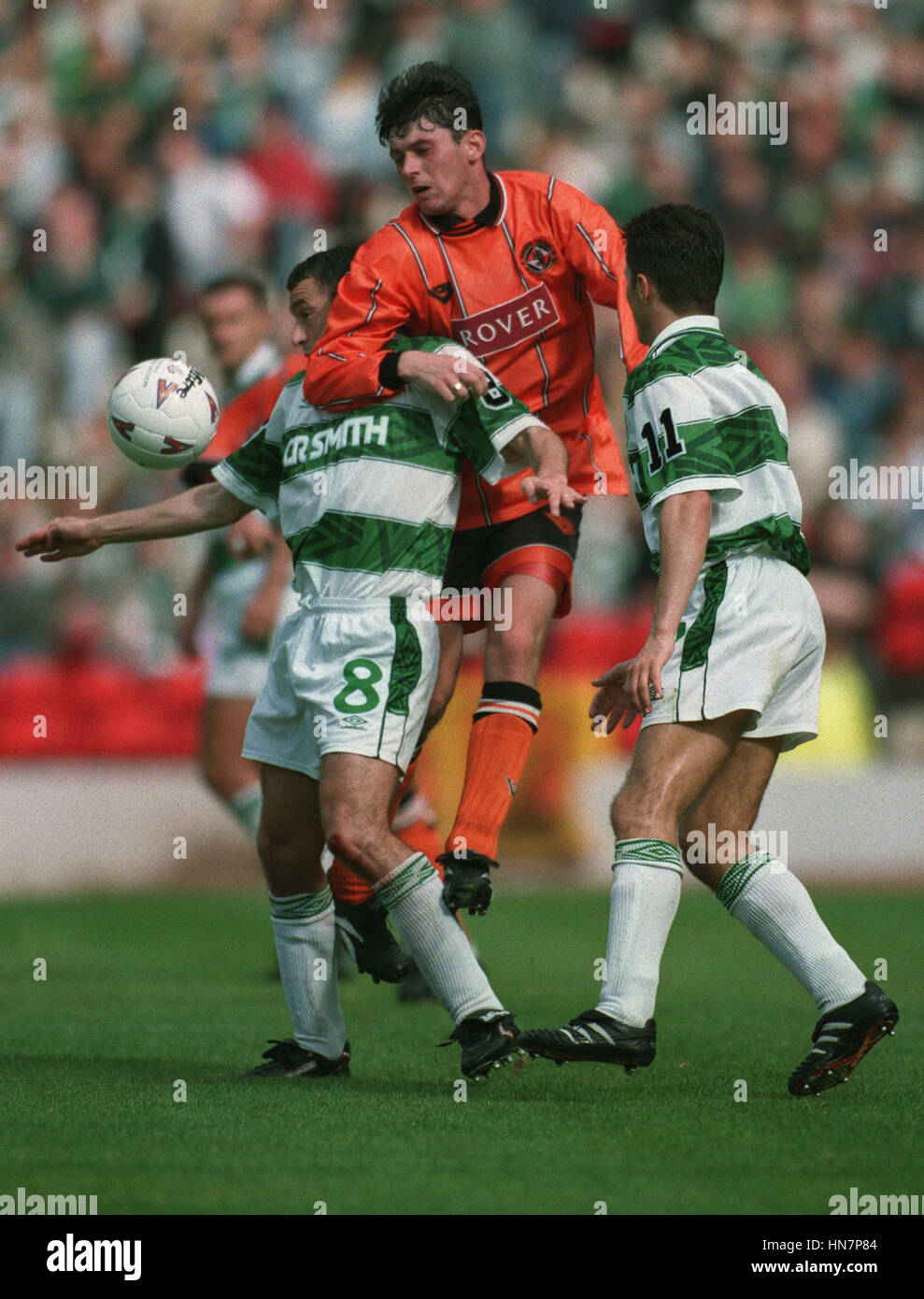 Le capitaine MCSTAY OBTIENT DANS UN ENCHEVÊTREMENT.CELTIC V DUNDEE UTD 20 Août 1994 Banque D'Images