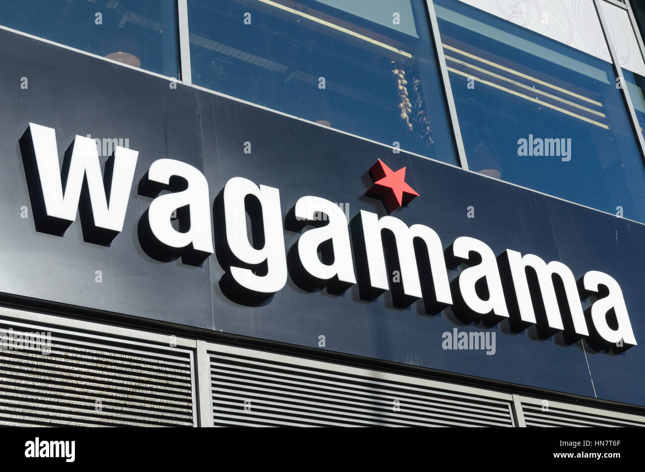 Signe au-dessus de Wagamama Noodle restaurant japonais Banque D'Images