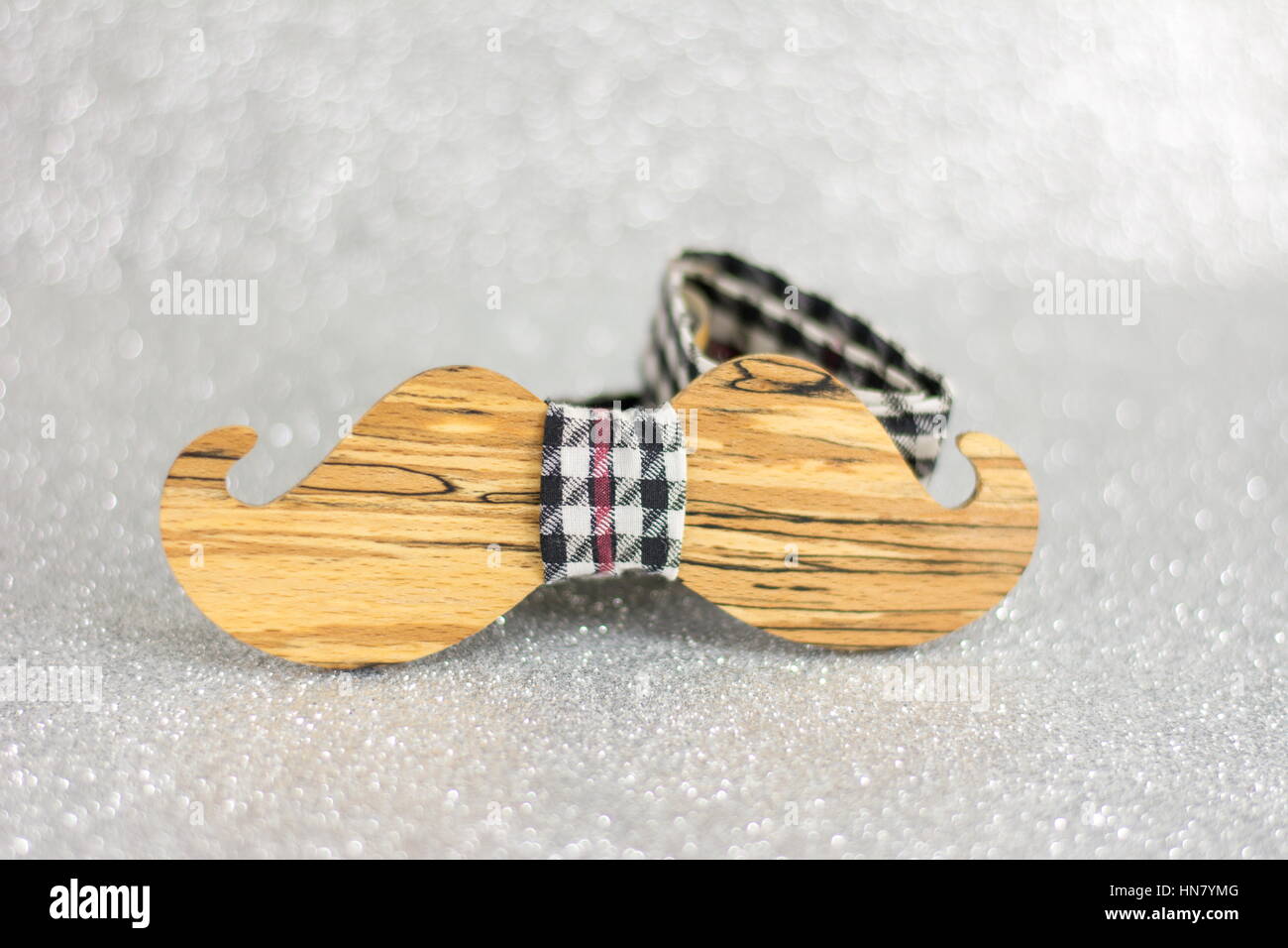 Noeud papillon en bois en forme de moustache sur fond argenté Banque D'Images