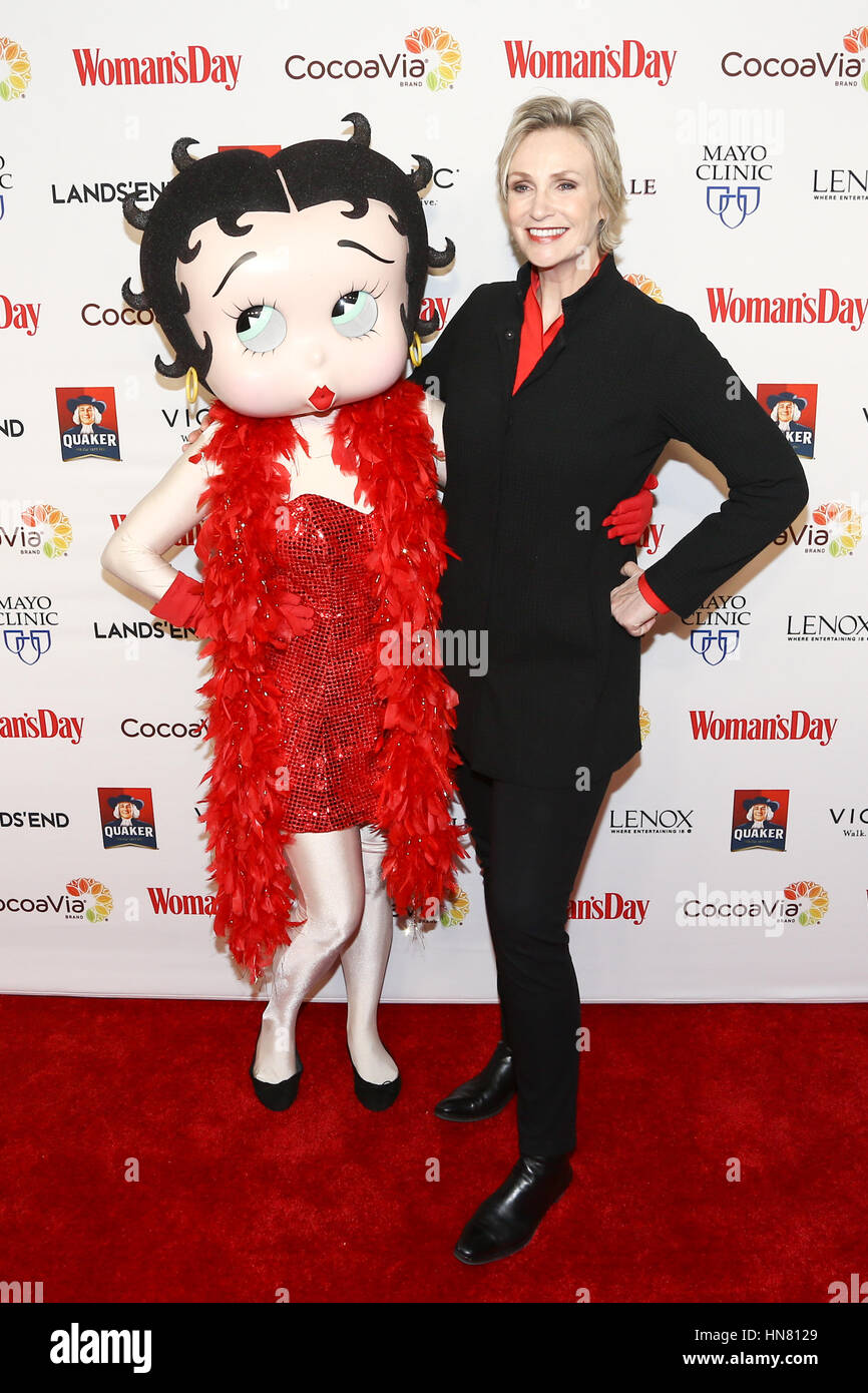 New York, USA. 7 Février, 2017. Betty Boop et Jane Lynch (R) assister à la 14e Conférence annuelle de la Journée de la femme robe rouge Prix au Jazz at Lincoln Center, Frederick P. Rose Hall le 7 février 2017 à New York. Credit : Debby Wong/Alamy Live News Banque D'Images