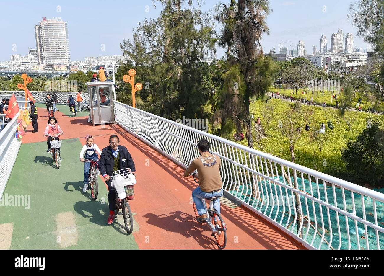 (170209) -- SHANGHAI, le 9 février 2017 (Xinhua) -- Les citoyens balade le long d'une piste cyclable surélevée à Xiamen, dans le sud-est de la province de Fujian en Chine, le 9 février 2017. Le premier chemin de bicyclette dans l'air, à une longueur de 7,6 kilomètres, a commencé un essai sur le 26 janvier à Xiamen. Selon Xiamen City Public Location Gestion, la voie sera ouverte à tous les types de vélos, y compris les vélos publics et privés, à partir de 6 h 30 à 10 h 30 pendant le mois-long procès, en vue de promouvoir le transport vert. (Xinhua/Lin Shanchuan)(mcg) Banque D'Images