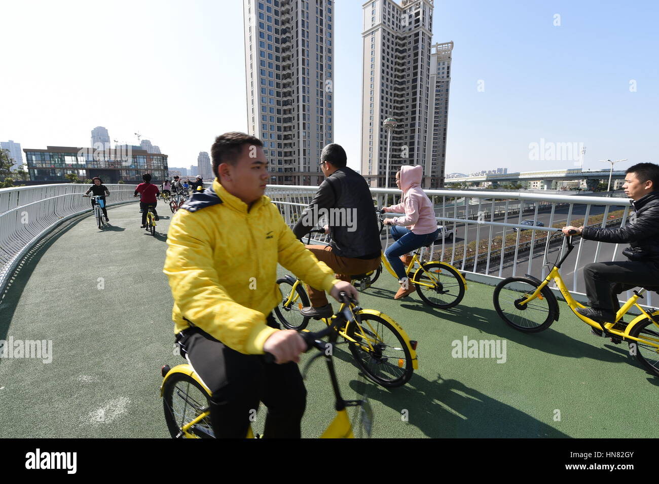 (170209) -- SHANGHAI, le 9 février 2017 (Xinhua) -- Les citoyens balade le long d'une piste cyclable surélevée à Xiamen, dans le sud-est de la province de Fujian en Chine, le 9 février 2017. Le premier chemin de bicyclette dans l'air, à une longueur de 7,6 kilomètres, a commencé un essai sur le 26 janvier à Xiamen. Selon Xiamen City Public Location Gestion, la voie sera ouverte à tous les types de vélos, y compris les vélos publics et privés, à partir de 6 h 30 à 10 h 30 pendant le mois-long procès, en vue de promouvoir le transport vert. (Xinhua/Lin Shanchuan)(mcg) Banque D'Images