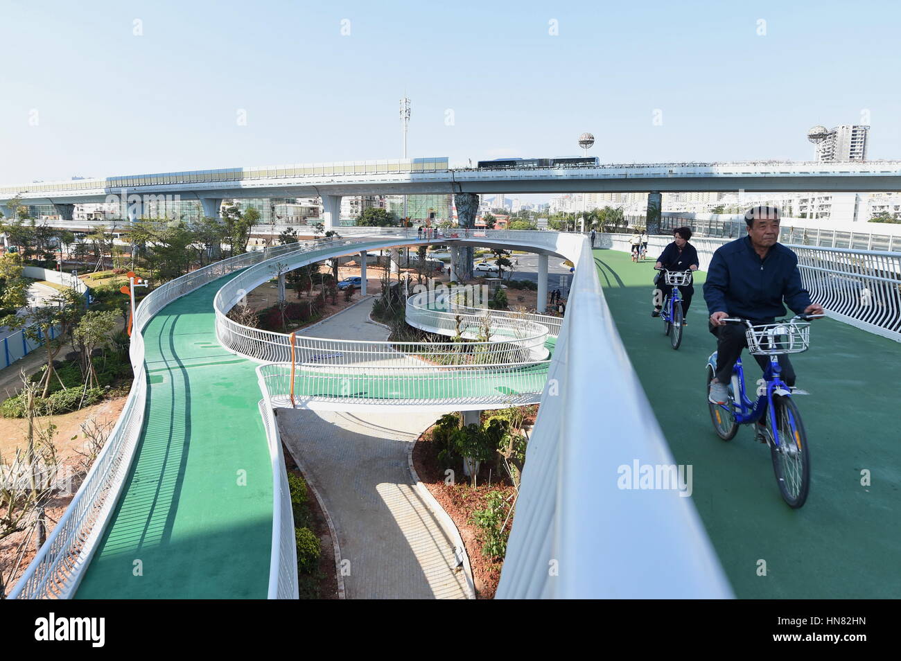 (170209) -- SHANGHAI, le 9 février 2017 (Xinhua) -- Les citoyens balade le long d'une piste cyclable surélevée à Xiamen, dans le sud-est de la province de Fujian en Chine, le 9 février 2017. Le premier chemin de bicyclette dans l'air, à une longueur de 7,6 kilomètres, a commencé un essai sur le 26 janvier à Xiamen. Selon Xiamen City Public Location Gestion, la voie sera ouverte à tous les types de vélos, y compris les vélos publics et privés, à partir de 6 h 30 à 10 h 30 pendant le mois-long procès, en vue de promouvoir le transport vert. (Xinhua/Lin Shanchuan)(mcg) Banque D'Images