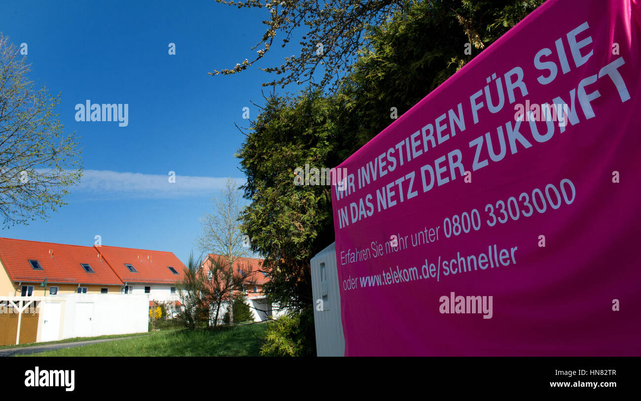 Telekom distribution box le 18 avril 2016 à Dresde (Allemagne) recouvert d'un textile "Nous investir pour l'avenir réseau'. Dans le monde d'utilisation | Banque D'Images