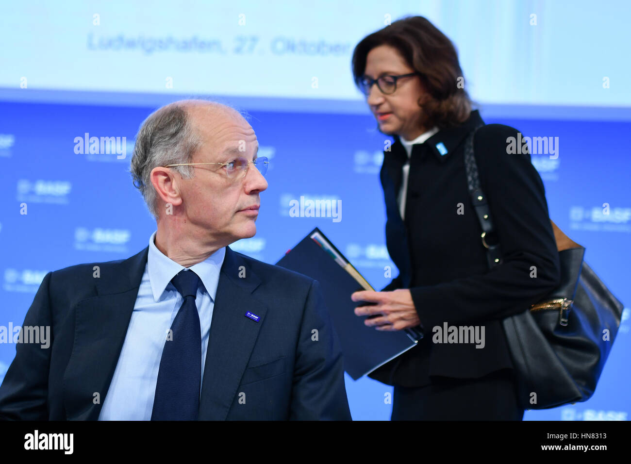 Ludwigshafen, Allemagne. 27 Oct, 2016. Kurt Bock, Président du groupe chimique BASF, et le personnel Présidente Margret Suckale arrivant lors d'une conférence de presse à Ludwigshafen, Allemagne, 27 octobre 2016. Lundi, au cours de la semaine écoulée, une explosion et plusieurs incendies est survenue à l'usine BASF à Ludwigshafen. Trois personnes sont mortes, 30 ont été blessés. PHOTO : UWE ANSPACH/dpa | Conditions de crédit dans le monde entier : dpa/Alamy Live News Banque D'Images