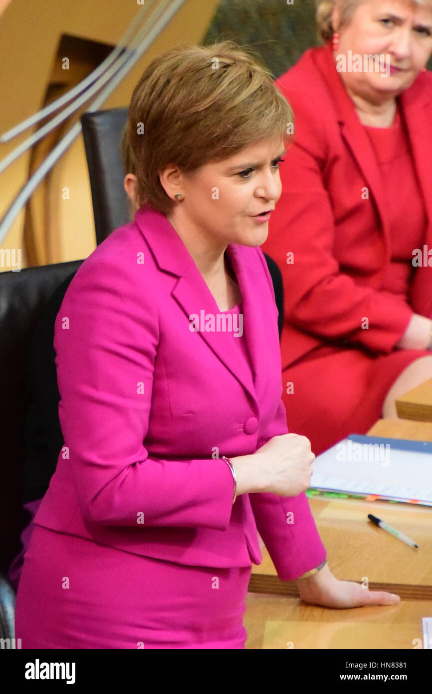 Edinburgh, Ecosse, Royaume-Uni. 9 Février, 2017. Nicola Sturgeon parlant pendant le premier ministre Questions au parlement écossais, le Crédit : Ken Jack/Alamy Live News Banque D'Images