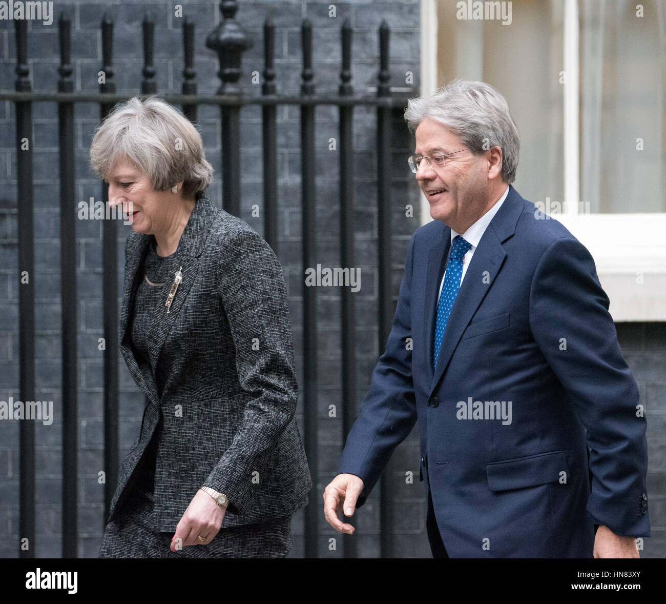 Londres, Royaume-Uni. Feb 9, 2017. Le premier ministre peut l'Italien Paolo Gentiloni PM accueille à l'extérieur de 10 Downing Street Crédit : Ian Davidson/Alamy Live News Banque D'Images