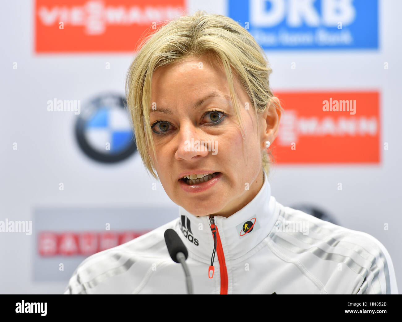 Secrétaire général de l'Union Internationale de Biathlon (IBU), Nicole  Resch, prend la parole lors d'une conférence de presse aux Championnats du  monde de biathlon, dans l'Arène de ski de Holmenkollen, Oslo, Norvège,