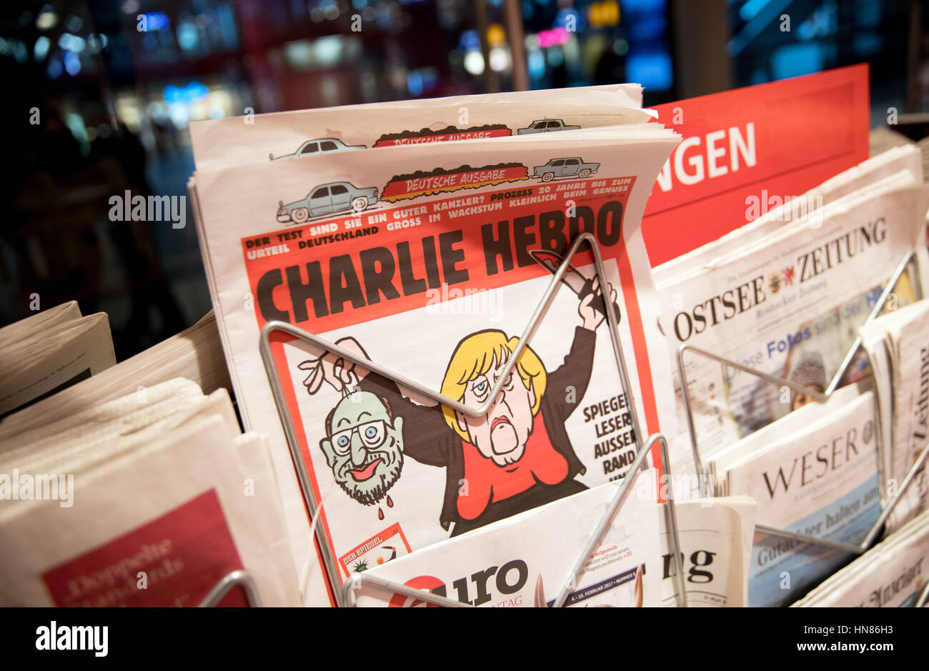 Berlin, Allemagne. 09Th Feb 2017. La dernière édition allemande du magazine satirique français 'Charlie Hebdo' vu dans un magasin de journaux à Berlin, Allemagne, 09 février 2017. Photo : Kay Nietfeld/dpa/Alamy Live News Banque D'Images