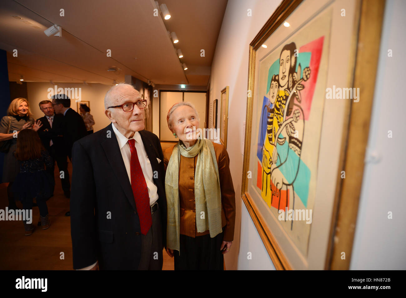 Oxford, UK. 9 février 2017. Degas à Picasso Exposition aperçu à l'Ashmolean Museum à Oxford. Degas à Picasso Exposition aperçu à l'Ashmolean Museum à Oxford. Propriétaire de collecte, le marchand d'art de Chicago Stanley Johnson et son épouse Ursula avec la "Mère et enfant" de Fernand Leger de 1949. 09.02.17 Crédit d'Auteur : Richard Cave/Alamy Live News Banque D'Images