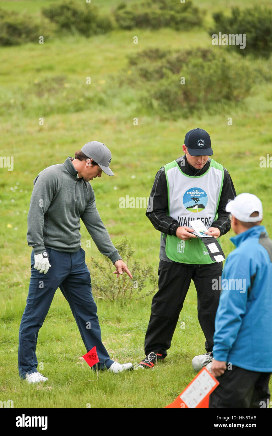 Pebble Beach, Californie, USA. 9 Février, 2017. Mark Wahlberg et caddy à la recherche de sa balle perdue sur le premier trou, tout en participant à la péninsule de Monterey Country Club pendant le premier tour de la célèbre Pro-Am, AT&T, 2017 : Crédit d'Motofoto/Alamy Live News Banque D'Images