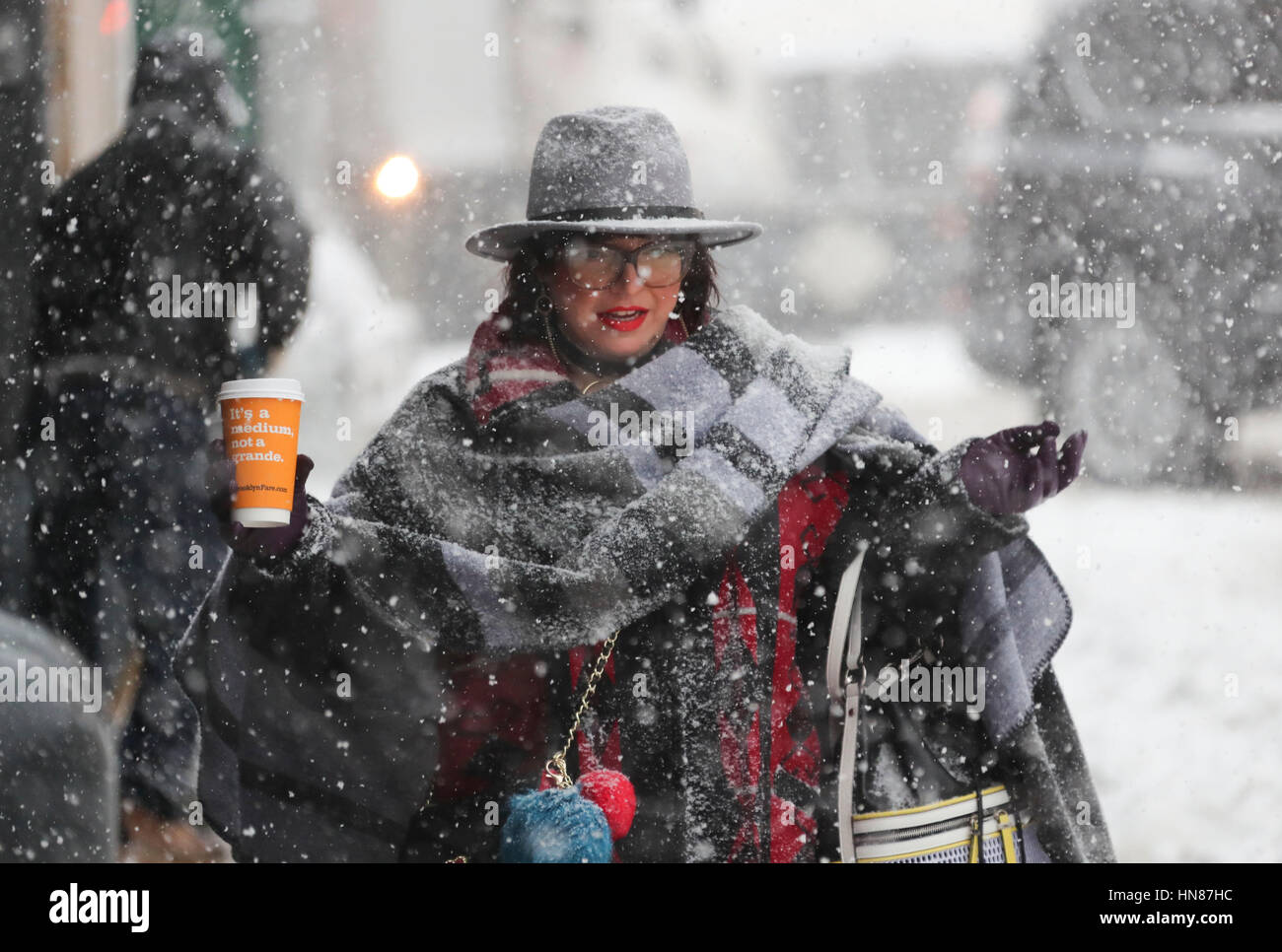 New York, USA. Feb 9, 2017. Une femme marche dans la neige à New York, États-Unis, le 9 février 2017. Une puissante tempête a apporté beaucoup de neige et des vents pour le nord-est des États-Unis le jeudi, la création de conditions routières dangereuses et en laissant les écoles et les entreprises fermées. Credit : Wang Ying/Xinhua/Alamy Live News Banque D'Images