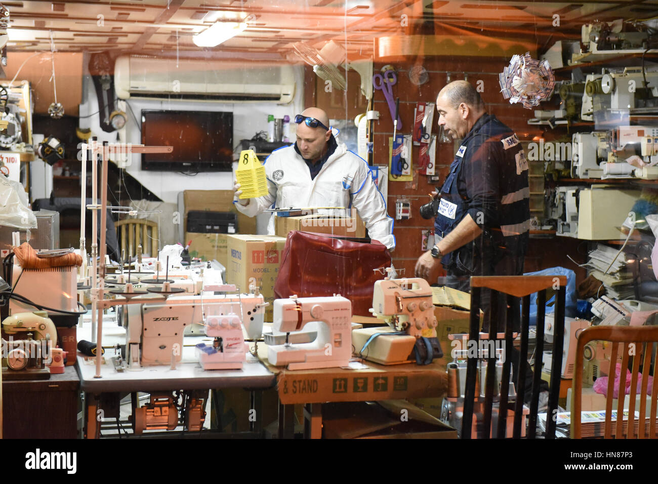 (170209) -- Petah Tikva (Israël), le 9 février 2017 (Xinhua) -- la police israélienne a travailler sur la scène d'une attaque à Petah Tikva, le centre d'Israël, le 9 février 2017. Au moins cinq personnes ont été blessées, jeudi après-midi dans une fusillade et l'attaque de couteau dans le centre ville israélienne de Petah Tikva, les forces israéliennes d'Magen David Adom (MDA) a déclaré que le service d'urgence médicale. (Xinhua/JINI) Banque D'Images