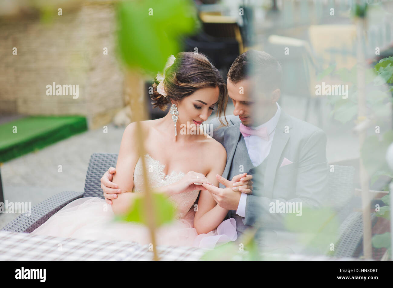 Heureux couple hugging.Les mariés dans un café, man hugging woman, couple d'oeil à ses mains. Banque D'Images