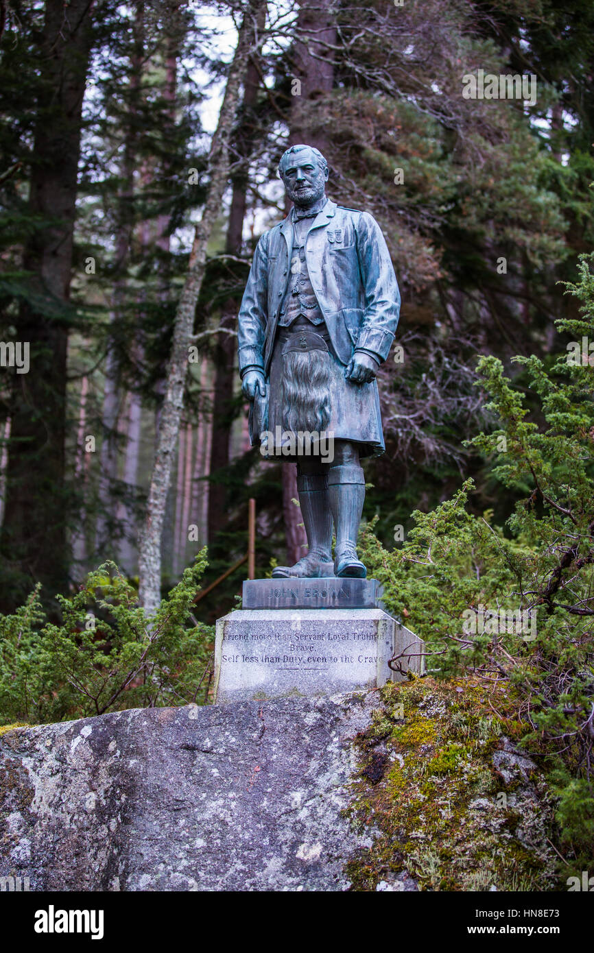 Statue de John Brown, garde-chasse et ghillie à la reine Victoria au château de Balmoral près de Ballater, Aberdeenshire, Scotland, UK Banque D'Images