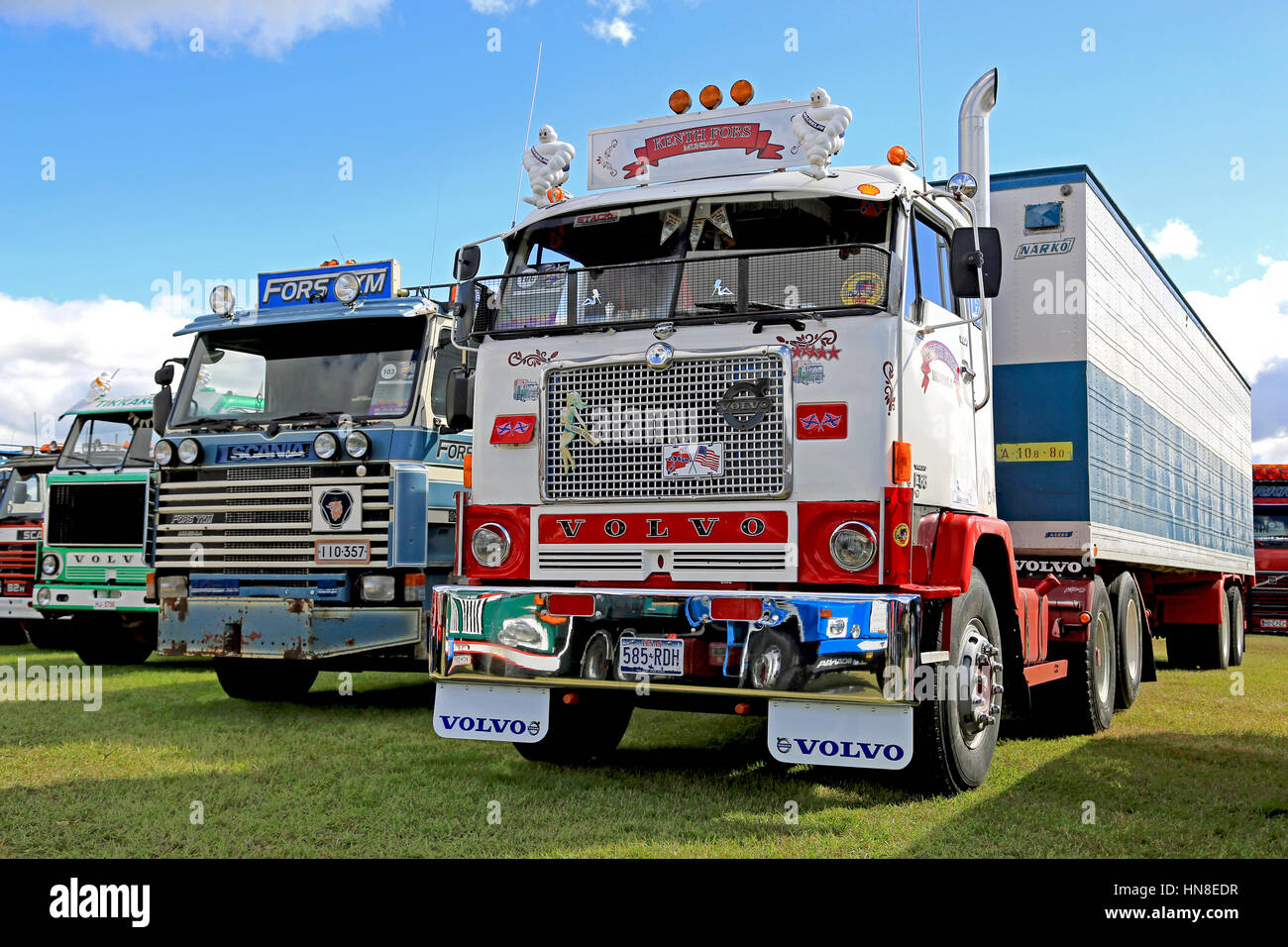 ALAHARMA, FINLANDE - le 12 août 2016 : Classique Volvo F88 Kenth Fors de Munsala parmi plus de nostalgie show camions sur Power Truck Show 2016, en Finlande. Banque D'Images