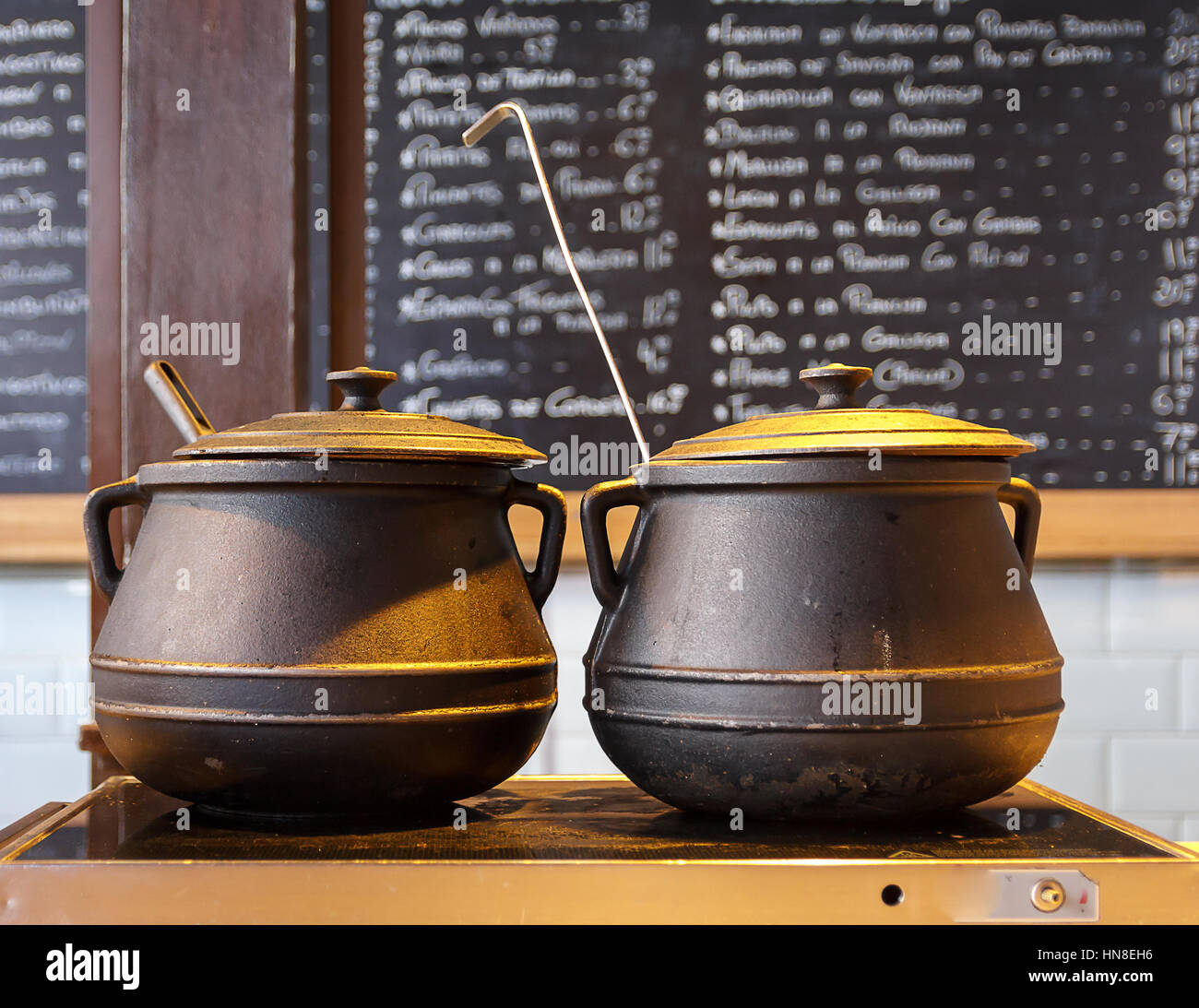 Le pot de fer de fonte est adapté à l'alimentation de la chaleur sur la longue cuisson Banque D'Images