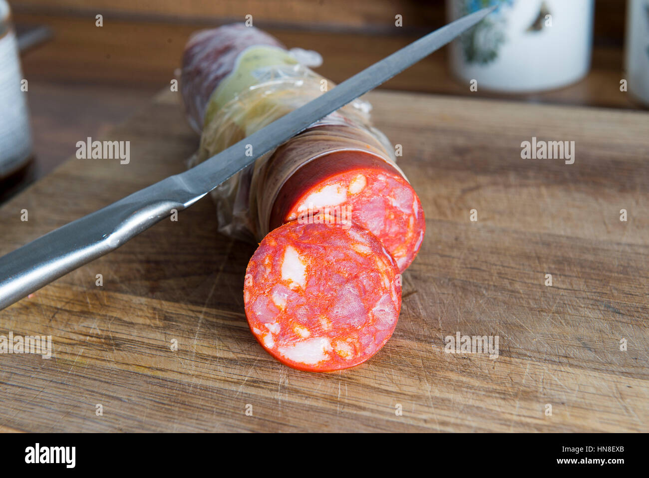 Chorizo espagnol et le couteau à trancher Banque D'Images