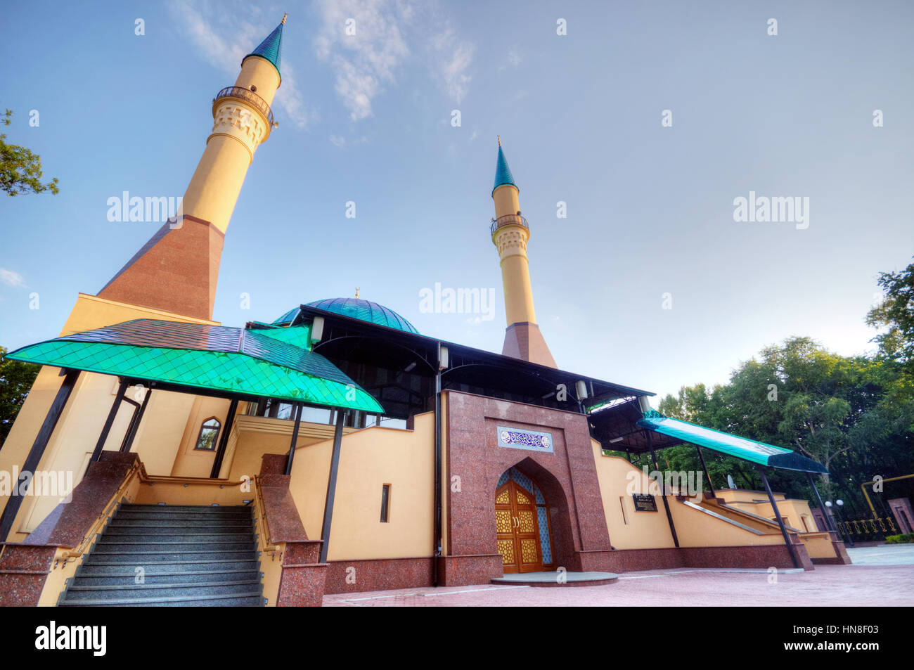 Magnifique coucher de mosquée à Donetsk, Ukraine. La République populaire de Donetsk (RMR ou ADO) Banque D'Images