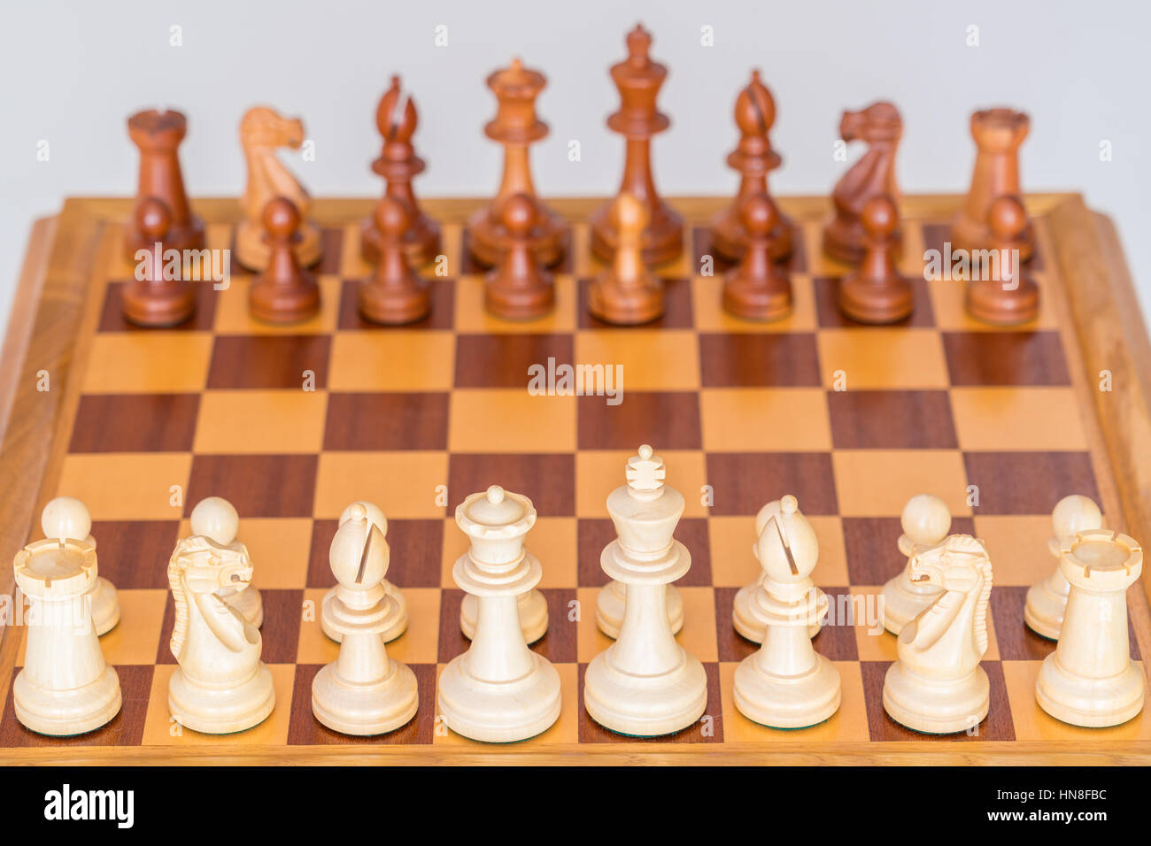 Pièces des échecs en position de départ sur un chêne en bois Board Photo  Stock - Alamy