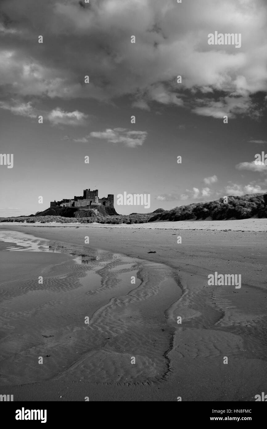 Tempête et arc-en-ciel, Château de Bamburgh, Bamburgh, village au nord de la côte de Northumbrie, comté de Northumbrie, England, UK Banque D'Images