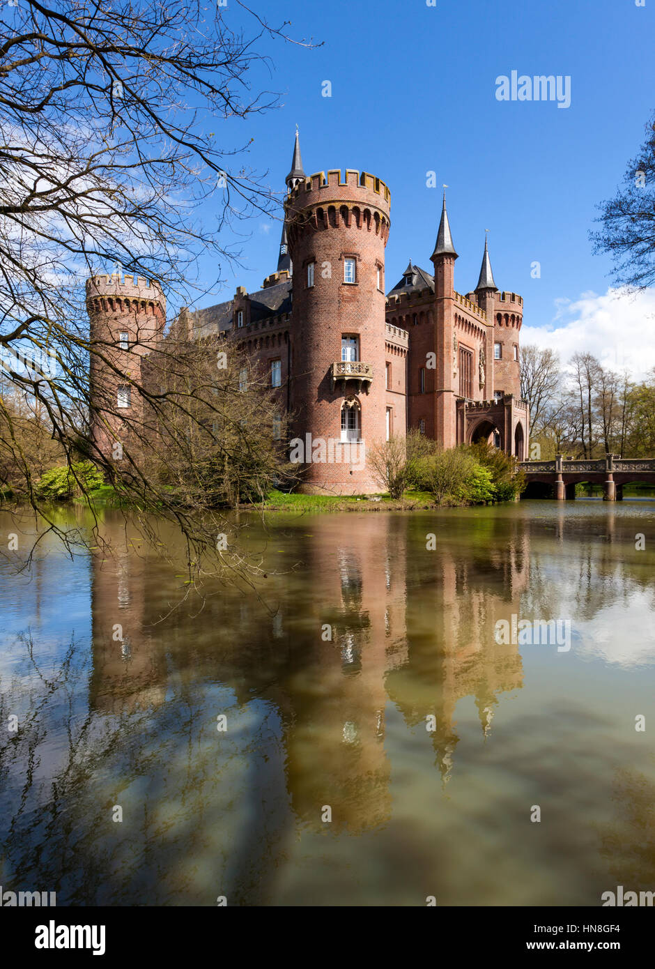 Bedburg-Hau, Allemagne - 17 Avril 2016 : le sud-ouest de l'avis du château de Moyland, dans l'arrondissement de Clèves, l'un des plus importants édifices de style néo-gothique je Banque D'Images