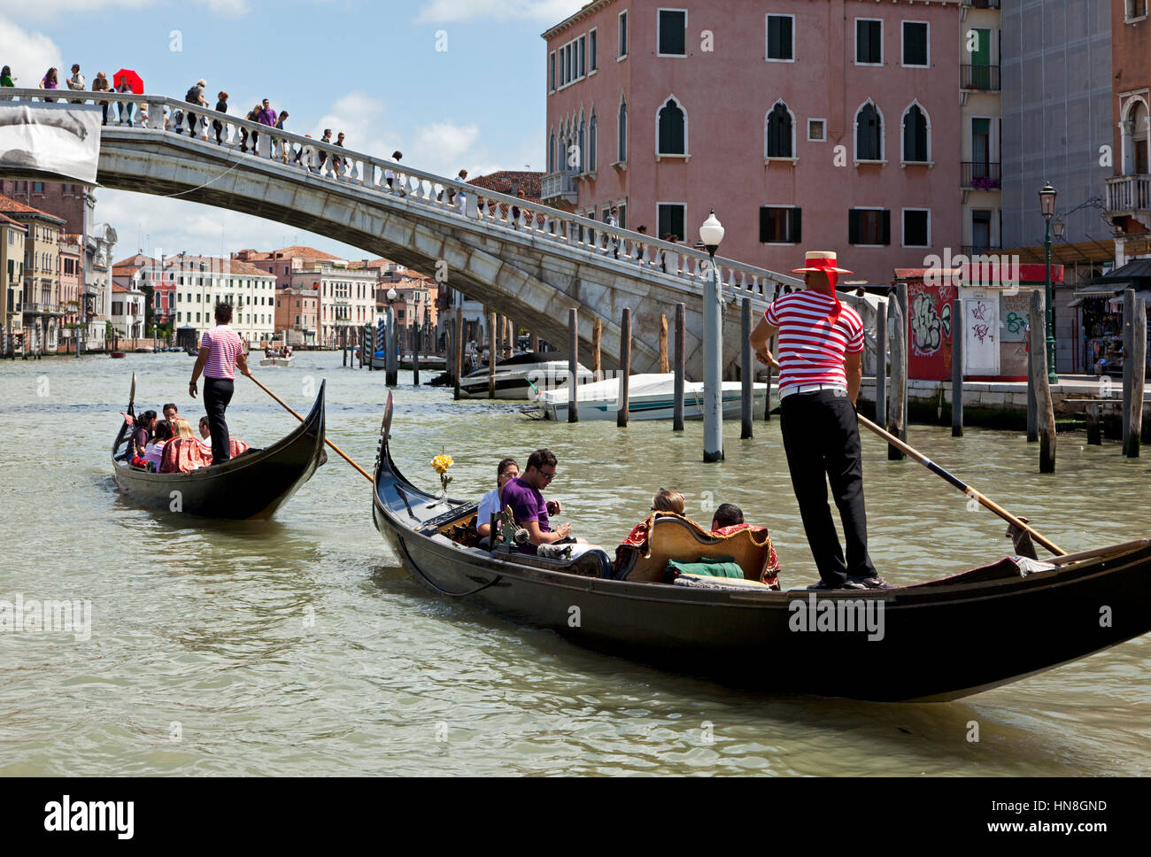 Deux touristes transportant les gondoles sur le Grand Canal à Venise, Italie Banque D'Images