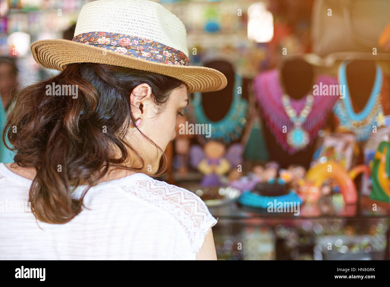 Acheter des bijoux femme dans le marché coloré de tourisme Banque D'Images