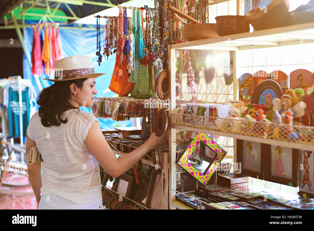 Femme dans magasin de souvenirs colorés en lieu touristique Banque D'Images