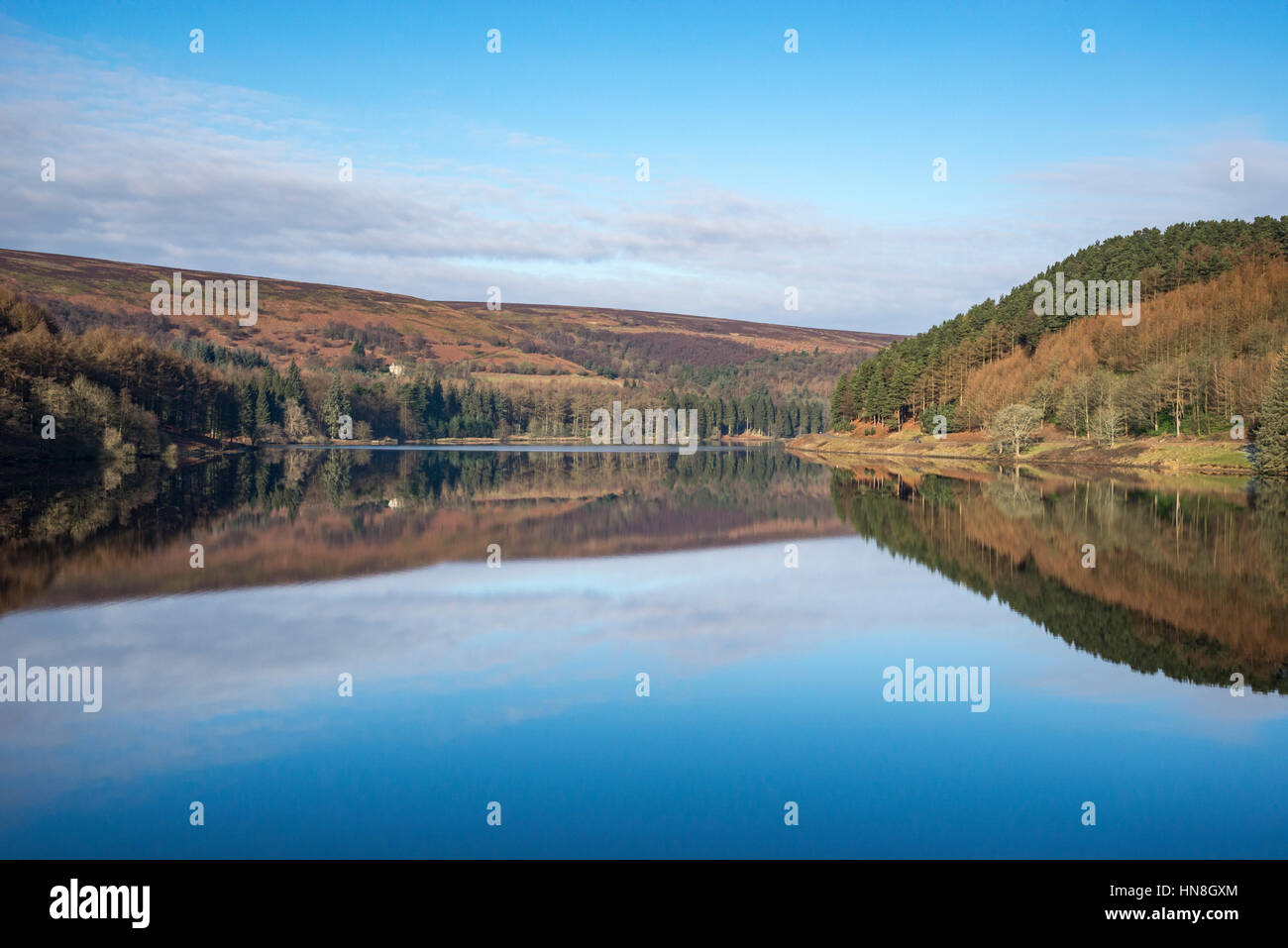 Collines de la haute vallée de Derwent reflète dans l'eau de réservoir Derwent sur un matin d'hiver, Peak District, Derbyshire, Angleterre Banque D'Images