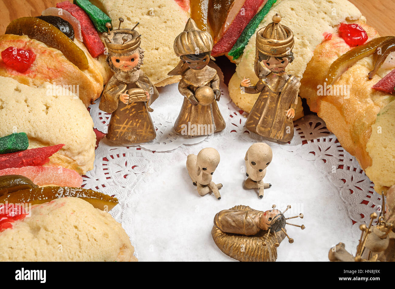 Gâteau des rois de l'Épiphanie, gâteau, ou Rosca de reyes avec mangeoire sur table en bois Banque D'Images